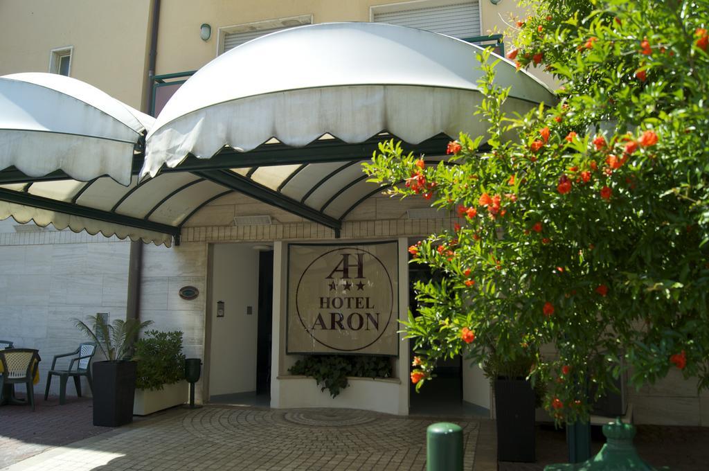 Hotel Aron Rímini Exterior foto